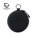 ギフト対応 ラミダス ウォッチケース RAMIDUS WATCH CASE 腕時計用ケース スポーツウォッチケース コレクションケース 小物ケース BLACK ブラック【2023秋冬】 ※できるだけ現物に近いお色で撮影することを心がけておりますが、光の具合により若干お色の見え方に誤差が生じる場合がございます事を御理解下さい。 ※こちらの商品は店頭でも同時に販売をしているため、タイムラグで在庫が無くなる場合があります。予めご了承下さい。RAMIDUS / ラミダス 自分たちが毎日使えるバッグ。原宿の街で20年に渡り追いかけてきたのは、そんなスタンダードなバッグを作ろうということ。 ストリートファッションの発祥地として、世界中から人が訪れるようになったこの街から、次の時代へ向けてニュースタンダードを 生み出すために2019年10月、RAMIDUSは生まれた。 ラミダス ウォッチケース RAMIDUS WATCH CASE 腕時計用ケース スポーツウォッチケース コレクションケース 小物ケース BLACK ブラック【2023秋冬】 Surface : Polyester, PU Soft Coating, Taffeta Liner : 110 Nylon Twill ラミダス ウォッチケース RAMIDUS WATCH CASE 腕時計用ケース スポーツウォッチケース コレクションケース 小物ケース BLACK ブラック【2023秋冬】 【デザインコメント】 ケースサイズ直径50mmの大きめサイズの腕時計からスポーツウォッチまで収納が可能なシェルタイプの腕時計用ケース。自宅でのコレクションケースの他に、旅行、出張、ジムなど予備の時計を持ち運ぶシーンでも活躍する。 【アイテム詳細】 カラー BLACK 生産国 - 素材 Surface : Polyester, PU Soft Coating, Taffeta Liner : 110 Nylon Twill 注意 ※できるだけ現物に近いお色で撮影することを心がけておりますが、光の具合により若干お色の見え方に誤差が生じる場合がございます事を御理解下さい。 ※こちらの商品は店頭でも同時に販売をしているため、タイムラグで在庫が無くなる場合があります。予めご了承下さい。 単位：cm サイズ 直径 ONE 9.5 STONE ISLAND CALVIN KLEIN FOG ESSENTIALS mnml