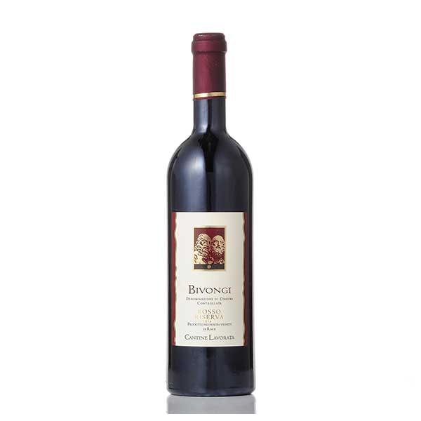 ※ヴィンテージやラベルのデザインが商品画像と異なる場合がございます。当店では、現行ヴィンテージの販売となります。ご指定のヴィンテージがある際は事前にご連絡ください。不良品以外でのご返品はお承りできません。ご了承ください。カンティーナ ラヴォラータ ビヴォンジ ロッソ 750ml 送料無料(本州のみ) [東亜 イタリア シチリア 赤ワイン 4142110002]母の日 父の日 敬老の日 誕生日 記念日 冠婚葬祭 御年賀 御中元 御歳暮 内祝い お祝 プレゼント ギフト ホワイトデー バレンタイン クリスマスカンティーナ・ラボラータは1958年、Vincenzo Lavorataによって設立。ワイナリーはイオニア海とカタンザロ山脈に挟まれたRoccela Jonicaの“Stilano-Allars”と呼ばれる美しい渓谷にあります。ラボラータは伝統的な家族経営で発展してきましたが、伝統を重んじつも近代的手法を積極的に採用し、そのワイン造りは芸術の域に達しています。常に先進的な考え方を持ち、醸造工程に繊細な配慮をすると共に、ぶどうの厳密な選別を実行してワイン造りを続けてきた結果、年々その高い品質はイタリア国内はもとより、世界各国より評価を高め、2006年ドイツワールドカップサッカーでは、イタリア代表チームが宿泊したホテルでも採用され、好評を博しました。
