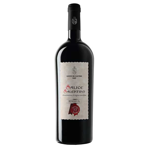 ※ヴィンテージやラベルのデザインが商品画像と異なる場合がございます。当店では、現行ヴィンテージの販売となります。ご指定のヴィンテージがある際は事前にご連絡ください。不良品以外でのご返品はお承りできません。ご了承ください。レオーネ デ カストリス サリーチェ サレンティーノ ロッソ リゼルヴァ 750ml[NL イタリア 赤ワイン プーリア フルボディ 2621LC051700]母の日 父の日 敬老の日 誕生日 記念日 冠婚葬祭 御年賀 御中元 御歳暮 内祝い お祝 プレゼント ギフト ホワイトデー バレンタイン クリスマス1954年より造られている同社の旗艦ワイン。サリーチェ・サレンティーノは同社の功績により1976年にDOCに認定されました。2004年ヴィンテージよりボトルに50周年を記念するマークが付いています。2009年ヴィンテージ以降、ガンベロ・ロッソにて3度もトレビッキエーリを受賞している高品質ワインです。外観はエッジにガーネット色を帯びた凝縮感のあるレッド。ブラックベリーやブラックチェリーなどのフルーツの香りに続いて、樽熟成由来のバジルや甘いスパイスの香りが印象的です。なめらかな口当りで、適度なタンニンが感じられ、余韻が長いワインです。