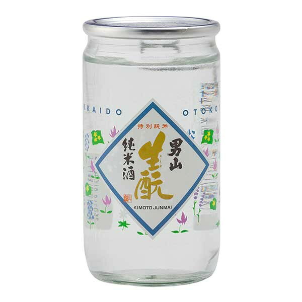 「男山 生もと純米カップ」は、北海道旭川市に蔵を構える男山が手がける生もと仕込みの純米酒をカップに詰めた一本です。男山は日本最北の地・北海道で長年にわたり本格日本酒を醸し続ける蔵として全国的に知られています。「生もと仕込み」とは、乳酸菌を自然の力で育てる伝統的な醸造技術で、複雑な旨みと深みのある風味を生み出します。純米酒ならではの米の旨みと、生もと特有のしっかりとしたコクが感じられる、飲み応えのある本格的な味わいです。手軽なカップサイズで、家飲みのちょい飲みから、外出先でのひとり晩酌まで気軽に楽しめます。燗酒にすると旨みがさらに引き立ちます。こんな方におすすめ：男山ファンの方・生もと仕込みの本格的な旨みを手軽に楽しみたい方・北海道の地酒をカジュアルに試してみたい方にぴったりの一本です。