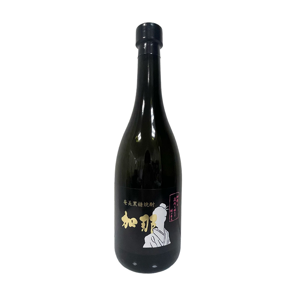 鹿児島県・奄美群島の西平酒造が手がける、黒糖を原料とした本格焼酎（乙類）「加那」の40度タイプです。黒糖焼酎は奄美群島でのみ製造が認められた希少なカテゴリーで、「加那」はその中でも高いアルコール度数40度に仕上げた、上級者向けの一本。40度という高度数により、黒糖由来の香りと旨みがより凝縮されており、ウイスキーやブランデーに近い感覚でじっくり味わうことができます。ロックで飲むと黒糖の甘い香りとまろやかな旨みがゆっくりと広がり、少量の加水で香りがさらに開きます。水割りにしても風味が崩れにくく、自分好みの濃さで楽しめます。料理との相性は、豚の角煮・刺身・チーズ・ドライフルーツなどと好相性で、食後にゆっくりと向き合う一杯にもぴったりです。「ウイスキーのように焼酎をロックで楽しみたい」「黒糖焼酎の上位クラスを試してみたい」「度数の高い本格焼酎が好き」「奄美の希少なお酒に挑戦したい」という方に特におすすめの一本です。