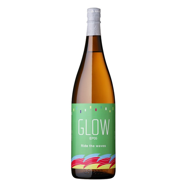 鹿児島県の若潮酒造が手がける芋焼酎「GLOW EP05」です。鹿児島県産のさつま芋と国産米の米麹で仕込んだ本格芋焼酎。ロック、水割り、ソーダ割りなど、お好みの飲み方でどうぞ。