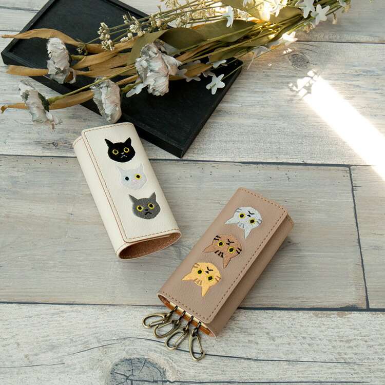 キーケース 【 刺繍 3匹の猫 】 鍵 鍵入れ キーホルダー スマートキー 車 4連 本革 レザー 猫の日 茶白..