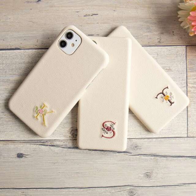 乐天商城 - スマホ ケース 多機種対応 ハード 【 PUレザー 刺繍 イニシャル 】 レディース メンズ カバー iPhone17 Pro ケース iphone16 iphone16e iphone15 aquos wish4 iphone SE 第二世代 iphone11 iPhoneX AQUOS R5G sense Galaxy S25 Xperia 10 VII ハンドメイド 国産 MMLM