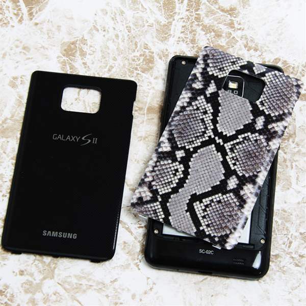 Galaxy s2ケース 特殊印刷デザイン 取替え式　電池カバー【049　ヘビ柄（白）】液晶保護フィルム付き本体の電池カバーと交換するオシャレなスリムタイプカバー(docomo　ギャラクシー2　SC-02C)　【スマートフォン case・スマートフォンアクセサリー専門店】