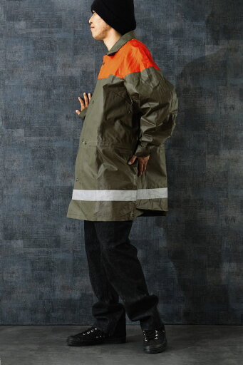 スイス Civil Protection 民間防衛 PVC レインコート デッドストック JC190NN シビルプロテクション レインウェア ウェットウェザー ジャケット アウター 雨具 雨合羽 雨天 防水 防風 ナイロン カーキグリーン オリーブ リフレクター 反射テープ 実物 未使用品