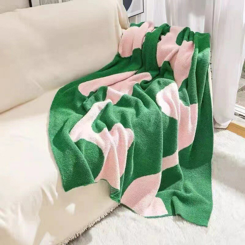 商品情報素材ポリエステル カラー写真参考注意事項△商品写真はできる限り実物の色に近づけるよう加工しておりますが、お客様が使用するパソコンのモニター設定や部屋の照明により多少色の変化が感じられる場合がございます。△表記しているサイズは平置きで採寸ですので、若干の誤差が生じる場合がございます。予めご了承下さいませ。△生地の特性上、やや匂いが強く感じられるものもございます。数日のご使用や陰干しなどで気になる匂いはほとんど感じられなくなります。△糸のほつれなどについては(お客様自身でカットしていただける、着用に問題の無い範囲のもの)返品・交換の対象外とさせて頂きますのでご了承下さいませ。△機械による生産の為、生地の継ぎ目の若干のズレやほつれなど、形やサイズに多少の誤差が生じる場合がございます。△また、混紡繊維によって生地の織りに他繊維が混紡している場合もございますが品質上の問題はございません。