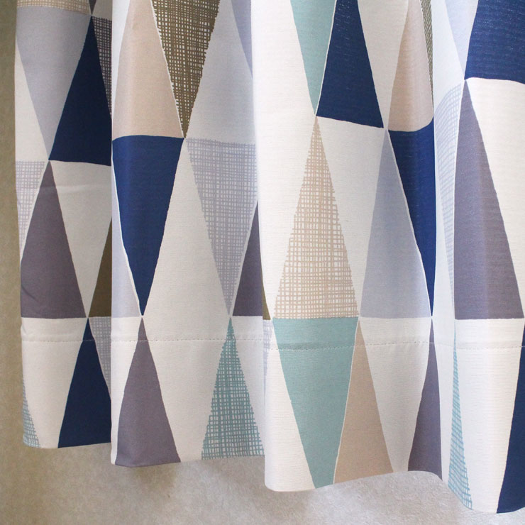 「トライアングル」形状記憶 遮光カーテン ウォッシャブル カーテン 北欧柄 ブルー 女の子 キッズルーム 可愛い おしゃれカーテン 新生活 リビング 一人暮らし ピッタリサイズ 2級遮光カーテン 2枚組 幅150×135?150cm丈 [2]