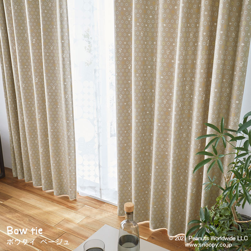 おしゃれなネクタイをイメージした小紋柄と足跡のカーテン ボウタイ ベージュ 幅100×丈178cm (1枚入)