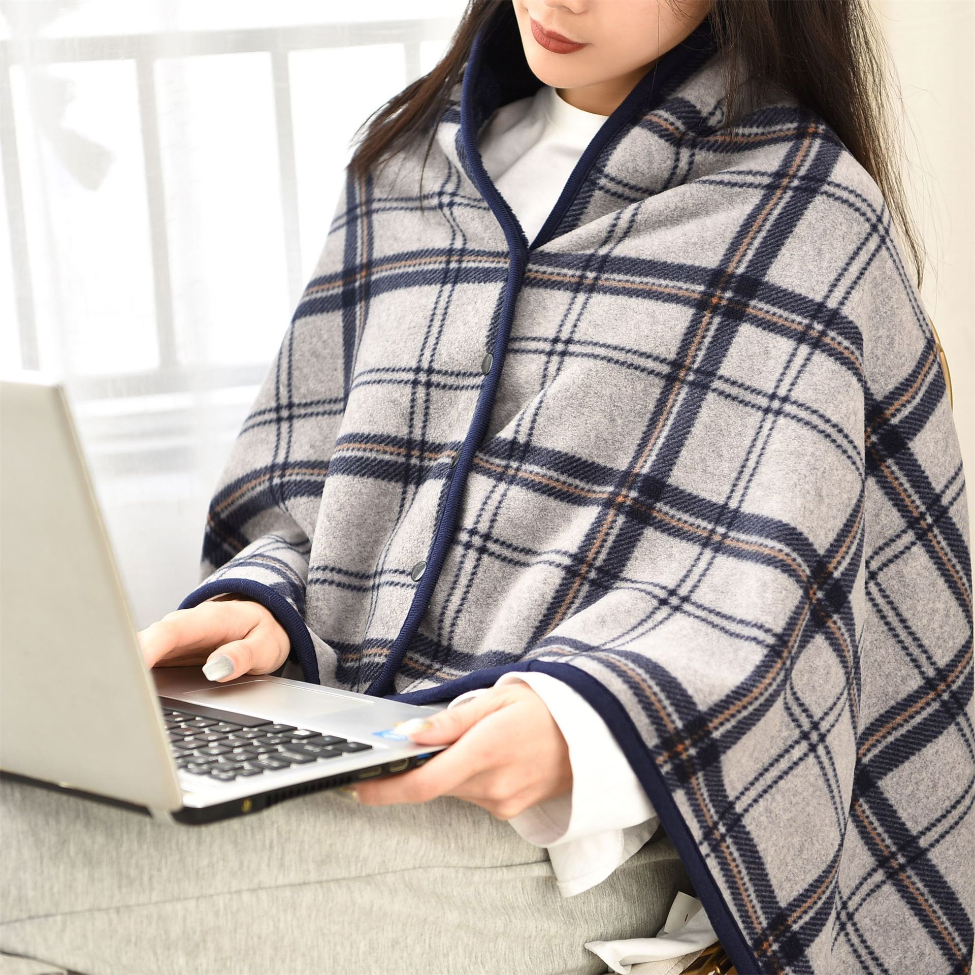 ひざ掛け 膝掛け ひざかけ 4wayブランケット 着る毛布 大判 厚手 暖かい 軽量 おしゃれ ハーフケット フランネル 冬 防寒対策 静電気防止 吸湿発熱 チェック柄 部屋 オフイス 車内 出張 アウトドア ボタン付き 通年使用 100×140cmのサムネイル