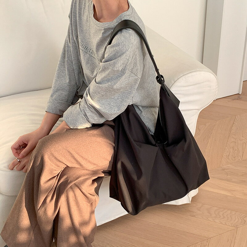 Rakuten - ショルダーバッグ トートバッグ ショルダーレディース 斜めがけ バッグ 大容量 キャンバストートバッグ 男女兼用 A4 肩掛けバッグ 無地 お出かけ