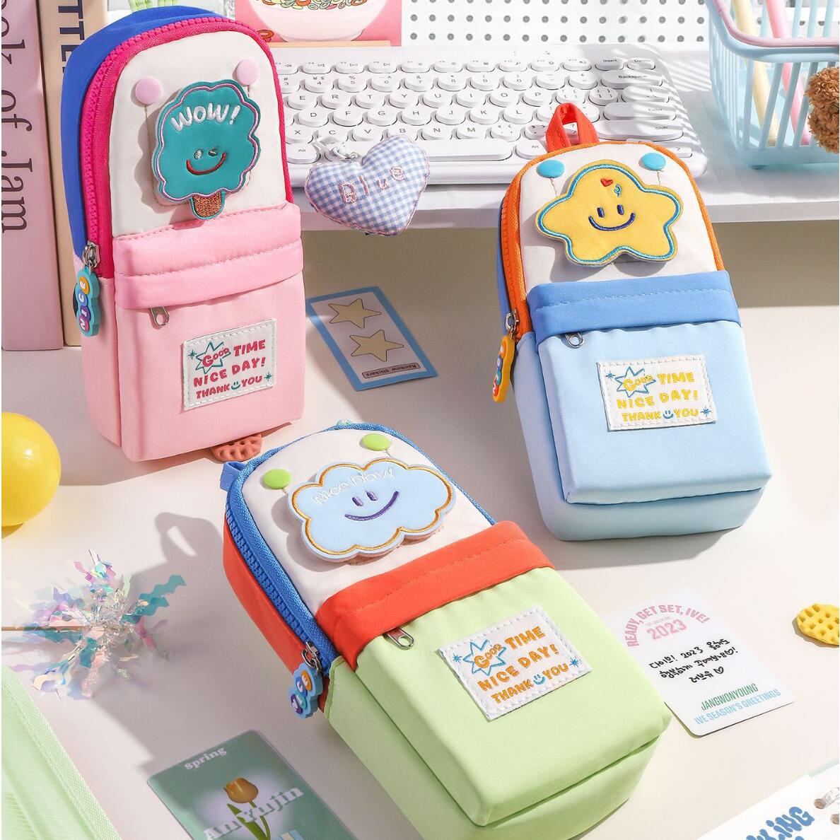 筆箱 大容量 小学生 女の子 かわいい 星柄 クラウドデザイン カラーブロック 文具収納 ペンケース ハンドル付き 女の子が一目惚れするデザインで、毎日の勉強時間が楽しくなります。 童心あふれるデザイン：星と笑顔雲の刺繍ワッペンに、明るいカラーブロック調配色が特徴。女の子が一目惚れするデザインで、毎日の勉強時間が楽しくなります。驚きの大容量収納：220×110×60mm の大きめサイズで、鉛筆・シャープペン・消しゴム・定規など小学校で必要な文具をまとめて収納可能。内部分格設計で、小物もスッキリ整理できます。使いやすい機能設計：頑丈なジッパーを採用し、小学校低学年のお子様でもスムーズに開閉できます。付属のハンドルが便利で、リュックに吊るしたり持ち歩いたりも簡単です。耐久性に優れた素材：丈夫で汚れにくい布素材を使用し、毎日の通学でも長持ちします。柔らかい素材ながら型崩れしにくく、書斎や机の上に置いてもおしゃれなインテリアになります。入学準備に最適：新学期や入学祝いに贈るのにぴったりな一品。実用的で可愛いデザインが人気で、お子様の勉強へのモチベーションアップにも繋がります。 5