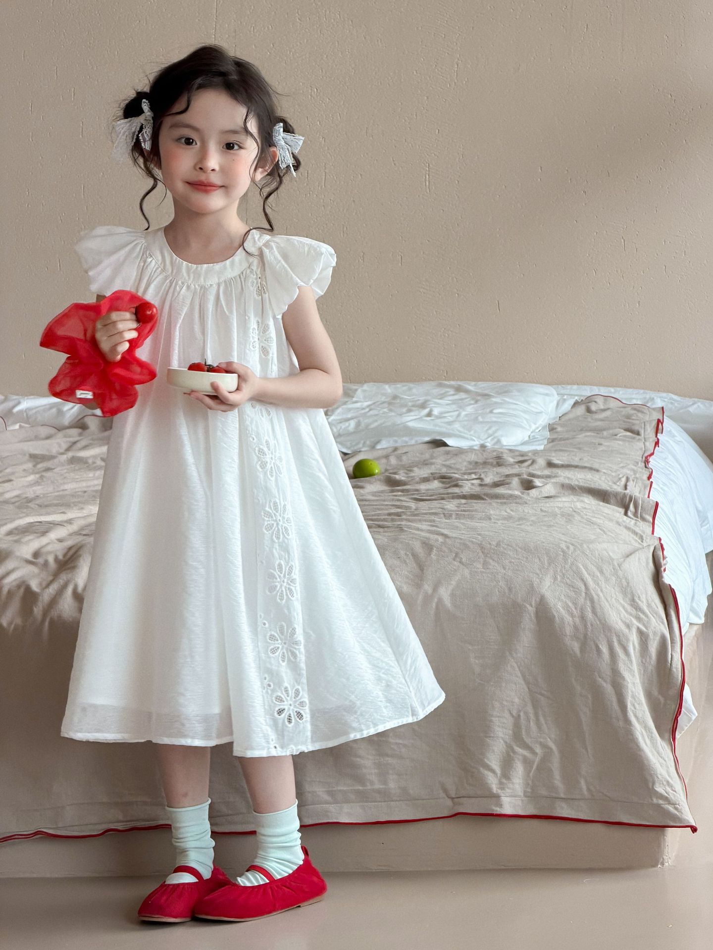 Rakuten - 【2026新作】子供服 ワンピース 女の子 夏 刺繍入りフリル袖 フレンチ風 プリンセスワンピース 白 半袖 Aライン ロング丈 かわいい おしゃれ 上品ガーリー キッズ ジュニア お出かけ・発表会・誕生日に