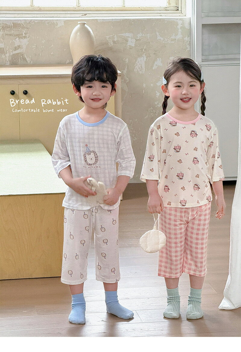 子供 パジャマ 春夏 キッズ ルームウェア 2026新作 上下セット 七分袖 七分丈パンツ リヨセル 薄手 通気性 涼しい カートゥーン柄 チェック柄 可愛い 男女兼用 男の子 女の子 100 110 120 130 140 2026年春夏新作、子供用のリヨセル風ルームウェア上下セットです "2026年春夏新作、子供用のリヨセル風ルームウェア上下セットです。やわらかく軽い着心地で通気性も良く、春夏の部屋着や睡眠時に快適にご愛用いただけます。七分袖トップスと七分丈パンツのセットなので、冷房対策にも使いやすいデザインです。かわいいカートゥーン柄とチェック柄を組み合わせたナチュラルな雰囲気で、男の子にも女の子にもおすすめ。ゆったりとしたシルエットで動きやすく、3〜8歳前後のキッズにぴったりのルームウェアです。対象年齢：3〜8歳（100〜140cm）素材：リヨセル風タイプ：七分袖トップス＋七分丈パンツ" 5
