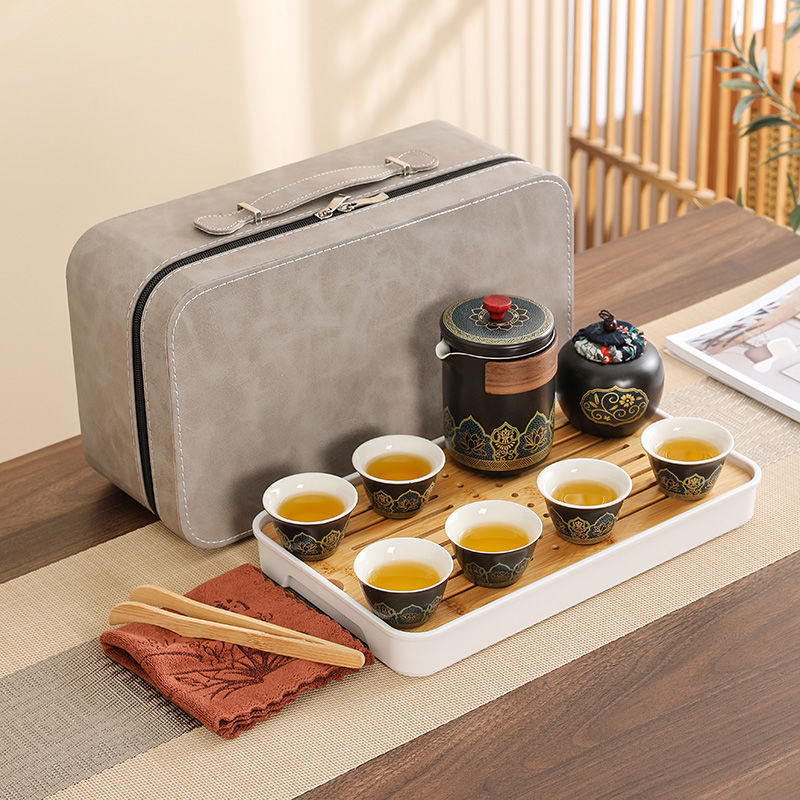 【旅行用 茶器セット】 携帯用茶器 陶器 急須 湯呑み 収納バッグ付き アウトドア キャンプ 出張 お茶セット ビジネスギフト プレゼント 大切な方への誕生日プレゼント、父の日、母の日、敬老の日、引っ越し祝い、ビジネスギフトにも最適です。 持ち運びしやすい収納バッグ付き外出先でも本格的なお茶を楽しめる上品な陶器製デザイン旅行・出張・アウトドアに便利ビジネスギフトや贈り物にもおすすめ 5