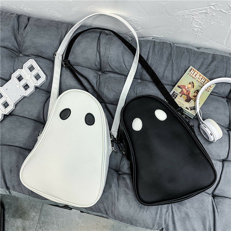 ハロウィン バッグ ゴースト ショルダーバッグ レディース おばけバッグ 斜め掛けバッグ 韓国風 個性的 かわいい 幽霊モチーフ ミニバッグ おもしろバッグ 仮装 コスプレ パーティー イベント 普段使い ブラック ホワイト おばけモチーフが可愛い、ハロウィン感たっぷりのショルダーバッグです。 "おばけモチーフが可愛い、ハロウィン感たっぷりのショルダーバッグです。白と黒のシンプルなカラー展開に、丸い目のゴーストデザインがアクセントになり、コーディネートに遊び心をプラスしてくれます。スマホ、ミニ財布、リップ、鍵、カードケースなどのお出かけ小物を収納しやすいサイズ感で、普段使いにもイベント用にも便利。肩掛け・斜め掛けで使えるため、ハロウィンパーティー、仮装、ライブ、テーマパーク、写真撮影にもおすすめです。韓国風・個性派ファッションが好きな方にぴったりな、可愛くてユニークなゴーストバッグです。 5