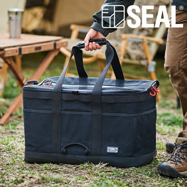 日本職人がこだわり、作り上げた垂涎物のキャンプギア 国内職人の手により一つ一つ丁寧に作り上げられた、タフさと機能性を兼ね備えたアウトドアシリーズのギアコンテナのLサイズ。Mアイズのほぼ倍の容量を収納可能な大きめサイズのギアコンテナ。製品本体にはSEALの特徴である捨てられたタイヤチューブ素材と、アメリカ連邦規格により定められた本物の”ミルスペック”の コットン生地を採用。それぞれのバックル部分にもミルスペックのグリムロックを採用したプレミアム性の高いアイテムです。 キャンプでの使用を徹底的に考え設計されたデザインで、ギアコンテナには付属されたポータブルバッテリー専用ポケットや、使わない時にはコンパクトに折りたたんで収納することが出来るなど、細かな機能も充実しています。水を一切通さないタイヤチューブに加えて、パラフィン加工がされた高密度で織り込まれたコットンにより、突然の雨でも安心してご利用いただけます。 底面全面にタイヤチューブを採用しているため、泥汚れや濡れた地面にも気にせず置くことが可能。ギアコンテナの内部は仕切り板で自由に仕切り位置の変化ができるので、季節や内部の様々なギアに合わせてカスタマイズが可能です。レジャーでの利用はもちろん、上面の蓋を折り畳むことによりトートバッグとしても使える2WAY仕様。普段はトートとしても利用しながらキャンプの時にはギアボックスとしても使える柔軟性の高いアイテムです。このSEAL OUTDOOR ギアコンテナ（L）は、一個辺り約3360gのCO2が削減されます。 スペック外部：前面ポケット×1／サイドポケット×2／サイドハンドル×2／前面ハンドル×1／天井ポケット×1／コード穴×1内部：メッシュポケット×1／仕切り板×1 サイズ（外寸） W510×H320×D300mm（容量50L） 重さ 約1600g 素材 タイヤチューブ、本革、ARMY DUCK（Mil-spec）、グリムロック 生産国 日本 【関連キーワード】 SEAL／シール／ギアボックス／ミルスペック／Mil-SPEC／アメリカ連邦規格／ARMY DUCK／コットンダック／50L／キャンプ／旅行／大容量／日本製／メイドインジャパン／防水／男女兼用／バイク／サステナブル／リサイクル／メンズ／プレゼント／ギフト／タイヤ／ギアコンテナ／ビジネスバッグ／シンプルデザイン／シンプル／通勤／アウトドア／送料無料SEAL OUTDOOR ギアコンテナ（L） Detailモデル身長：180cm Feature この商品のおススメポイント Size/Spec サイズ／スペック サイズ スペック Color カラー ブラック