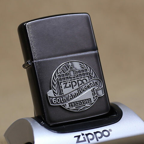 Zippo創業の1992年に発売された60周年記念モデル　デッドストック 生産終了により現在では入手できなくなってしまったブラックアイスの前身モデルでもある1992年製ミッドナイトクロームベースにゴージャスなプレートがバランス良く配置されています。 ボトムスタンプも記念モデル特有です。 専用の特製Tin缶ケースもコレクターの心を引きます。 20年以上前に販売されたコレクタブルな逸品！ ●未使用品/パッケージ/ギャランティシート/レジュメ付き Zippo本体は未使用新品ですが長期在庫の未使用デットストック 多少の経年変化/薄いスリキズがあります。 またパッケージ等に経年変化による多少の焼けや汚れがあります。 ※フリントの風化による詰まりはメンテナンスしてクリアーしていますので直ぐにご使用いただく事が可能です。