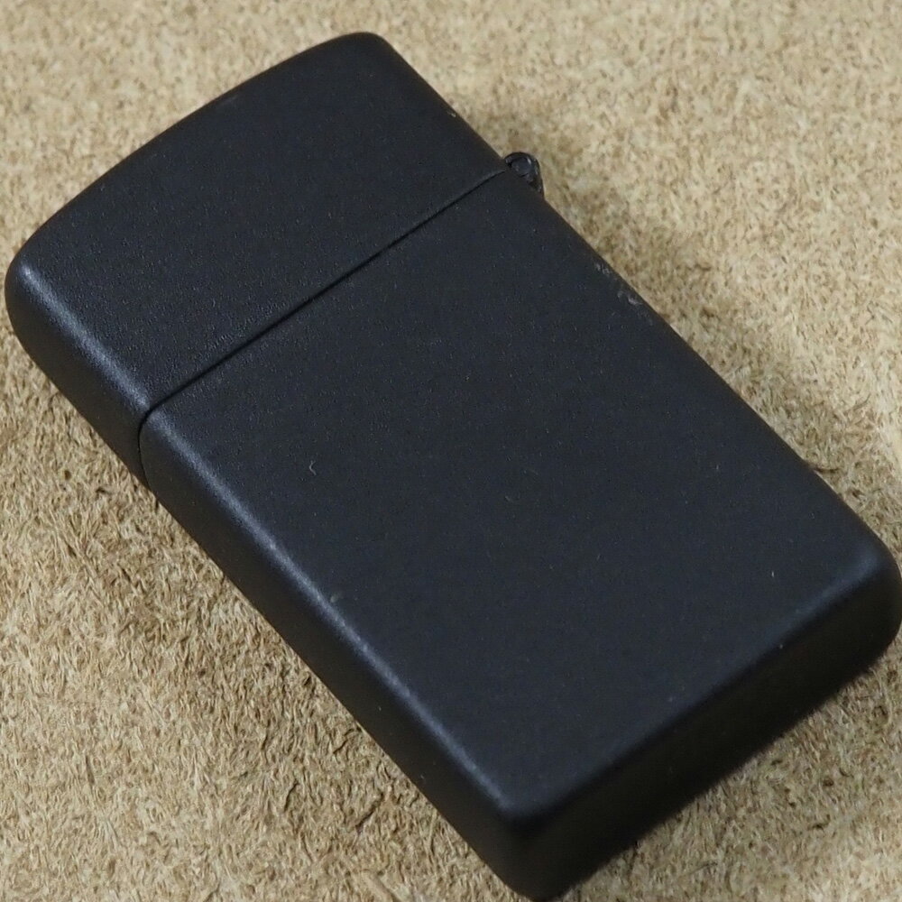 Zippo：1984年製　ブラックマットビンテージスリムジッポーライター 【スリム】 【ブラック】【マット】 【現品のみ】 【中古】 【無地】【カラー】【定番】【ジッポ】【バースイヤー】【誕生年】【プレゼント】【ジッポー屋】 【送料無料】