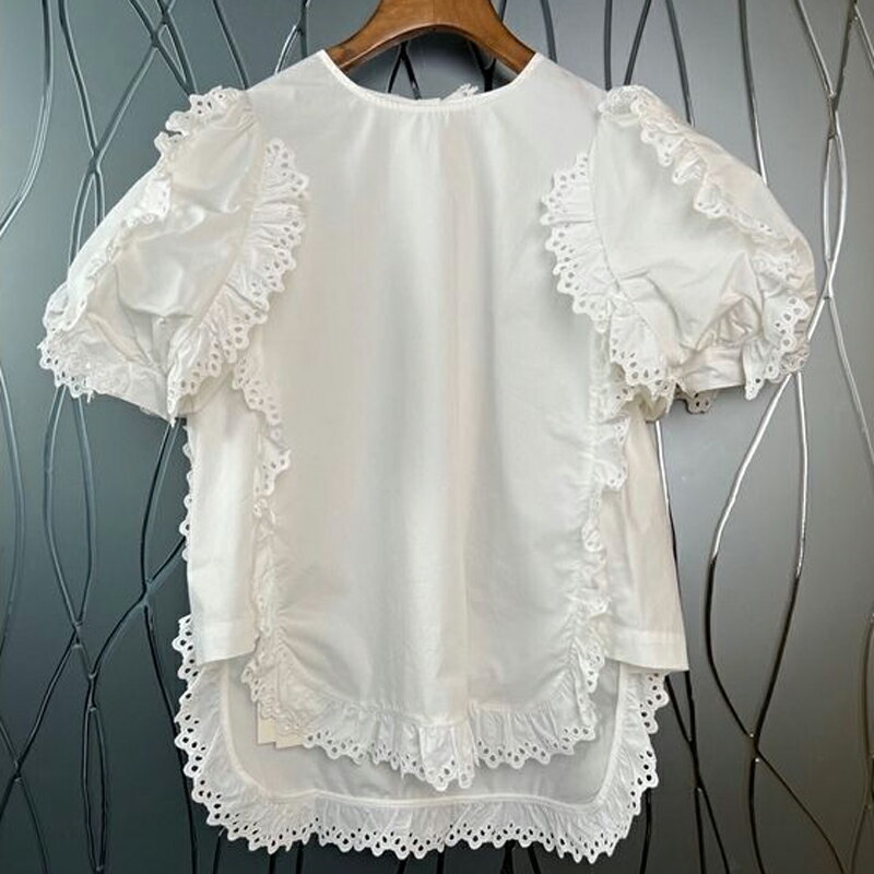 【クーポンで半額★3590円 】スカラップレース ブラウス ボリューム袖 フリル バルーンスリーブ パンチング加工 刺繍レース バックボタン 前後アシメ 半袖 シャツ トップス レディース 夏【l301-709】【予約：6月2日までに発送】【送料無料】メ込のサムネイル