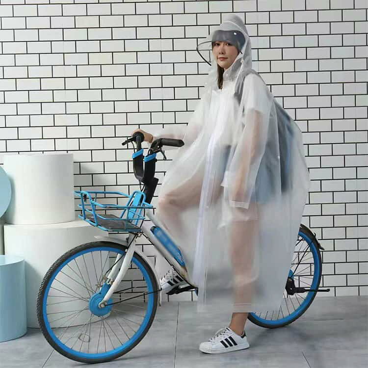 Amoremio 楽天市場店のメンズ レインポンチョ 防水 ロング丈 レインコート ポンチョ 自転車 おしゃれ レディース リュック対応 キャンプ 二重ツバ付き 透明バイザー付き 軽量 アウトドア レインウェア レインコート バイク 通学 通勤 梅雨対策 男女兼用｜アングル2