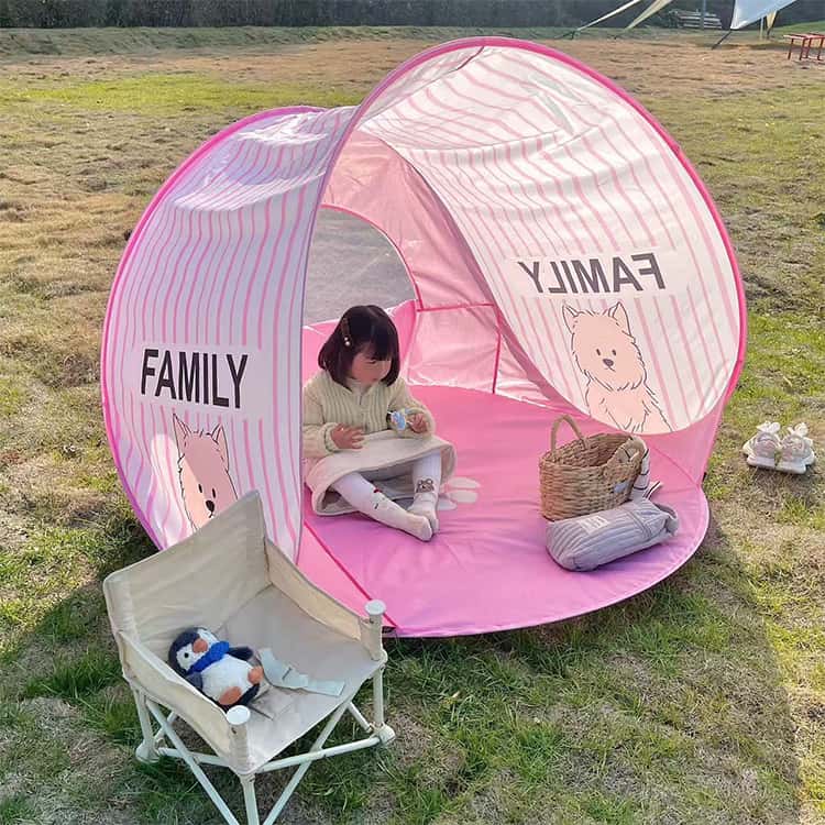 Amoremio 楽天市場店の直径140cm テント 日よけ ピクニック 軽量 ポップアップテント 2人 3人 簡易テント ピクニック コンパクト ピクニック アウトドア キャンプ 簡単 かわいい おしゃれ お花見 フェス レジャー 海 公園 花見 運動会 ピクニックシート付き ワンタッチテント｜アングル3
