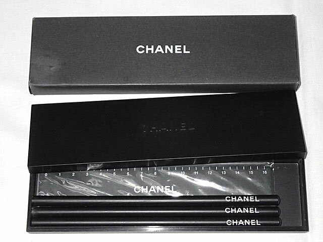 ★【送料無料】【P5倍】【決算10％】当店通常5500が、CHANEL　シャネル　ペンケース(鉛筆＋定規付き)　(ノベルティ)　訳有り　【未使用】【中古】あす楽対応 レディース