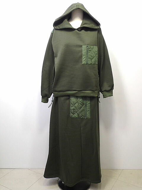 ●ランク：A ●サイズ：記載なし(当店のトルソー7号です)(L位)(実寸)身幅52cm W34cm(ゴム) ●備　考：ポリエステル100％ 　　　　　(トップス)着丈49/60cm　スカート丈89cm 　　　　　ダークカーキのスウェトパーカー＋スカートセット。 　　　　　ボトムポケット＆パーカーのサイド～後ろ面の別布キルティングもアクセント！ 　　　　　単品のセパレート使いも便利☆彡