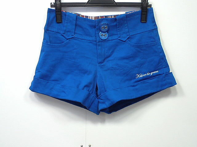 ●ランク：A ●サイズ：2　(実寸)W36cm ●備　考：裏地有り 　　　　　表地−ポりエステル60％綿37％ポリウレタン3％ 　　　　　裏地−ポリエステル100％ 　　　　　総丈28cm　また下10cm 　　　　　スカイブルーのストレッチ素材のショートパンツ。 　　　　　後ろウエストゴム入り。 　　　　　内ウエスト見返しのチェック＆左スソにロゴ刺繍＆大きめボタンもアクセント！