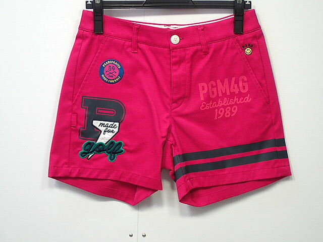 ●ランク：A ●サイズ：0　(記載)W57~60 H85~90/(実寸)W39cm ●備　考：ポリエステル63％コットン34％ポリウレタン3％ 　　　　　総丈35cm　また下12cm 　　　　　ダークレッドのショートパンツ。 　　　　　カラフルなワッペンロゴもキュート！ 　　　　　30th Anniversary限定の1枚☆彡