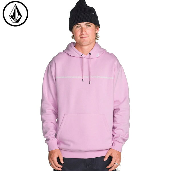 VOLCOM パーカー ESSENTIAL HOODIE G4152652 定価 :　￥8,500（税抜き） 「メンズ・エッセンシャル・フーディー」は、日常的な快適さを追求した一着です。260gのコットン／ポリエステル混紡フリース素材を使用し、スタンダードなフィット感に仕上げました。ドローコード付きのフード、ハンドウォーマーポケットを備え、袖口と裾には型崩れしにくいリブ素材を採用しています。胸元と背中には、Volcomが誇るスノーボード界のレジェンド、アーサー・ロンゴ（Arthur Longo）によるアートワークが施されています。 スタンダードフィット 260g コットン／ポリエステル混紡フリース素材 ドローコード付きフード ハンドウォーマーポケット リブ仕様の袖口 リブ仕様の裾 胸元にアーサー・ロンゴによるバナーアート 背面にアーサー・ロンゴによるホース（馬）のアート 「Stone」スクリーンプリント USサイズ: S/M/L ◆予めご了承下さいませ◆ 在庫システムのデータ反映タイムラグ等により、まれにご注文商品が欠品している場合がございます。 お使いのパソコンやモニターの環境により、色に違いが 出ることがあります。 メーカー希望小売価格はメーカーカタログに基づいて掲載しています
