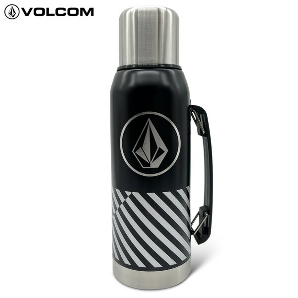 VOLCOM ステンレススチールボトル HEAVY METAL THERMAL BOTTLE VMXX03MMY4 定価：　￥4,500（税抜き） ヘビーメタル保温ボトルは持ち運びに便利なハンドル、丈夫なステンレススチール製で洗練されたデザイン。真空断熱のダブルウォール構造で熱い飲み物も冷たい飲み物も完璧な温度を保ちます。上蓋はキャンプカップとしても使えるのでどこでも飲み物を楽しむことができます。この大容量保温ボトルでスタイリッシュに水分補給しましょう。 ・容量 - 35オンス（1070mL） ・寸法 9.4cm x 11.2cm x 29.8cm ・ステンレススチール ・温度保持のための真空断熱二重壁 ・ロゴ入りハンドル ・レーザーエッチングによるロゴ/グラフィック ・上蓋はキャンプカップとしても使用可能 ・氷を入れやすい広いトップオープン ◆予めご了承下さいませ◆ 在庫システムのデータ反映タイムラグ等により、まれにご注文商品が欠品している場合がございます。 お使いのパソコンやモニターの環境により、色に違いが 出ることがあります。
