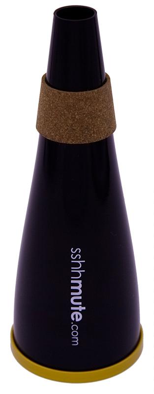 ブレンナー シーミュート Sshh Mute ウィスパー・ミュート トランペット・コルネット用 プラスチック製世界的なコルネット奏者Trevor Bremner（トレバー・ブレンナー）氏によってデザインされた「sshhmute（シーミュート）」。単なる消音用ではない『練習用ミュート』の傑作です。丈夫なABS樹脂製。ぶつけても凹まず曲がらず、常に携帯しておきたいミュートです。非常に軽量（約50g）なため長時間の練習でもミュート重量の負担がありません。プラクティスミュートよりも空気穴の設計が大きく弱音性能は下がりますが、その分音程は正確に、きわめて違和感が無い吹き心地と音色で演奏できます。ごく小さい音が求められるコンサート本番での使用に最適です。柔らかく美しい音色が得られます。