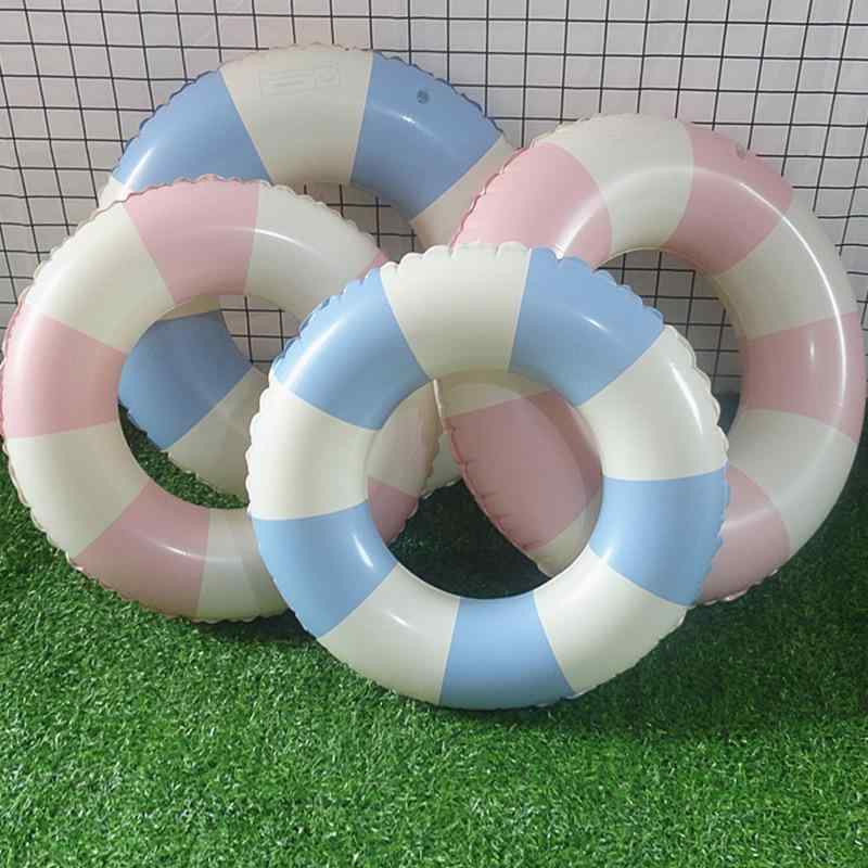 ・カテゴリ: 浮き輪・対象: 子供・素材: PVC・厚さ: 0.18mm・柄: ストライプ・用途: 遊具設備、水泳・水遊び・カラー展開: ピンク、ブルー、クリスタル、スイカ・サイズ展開: 60、70、80、90