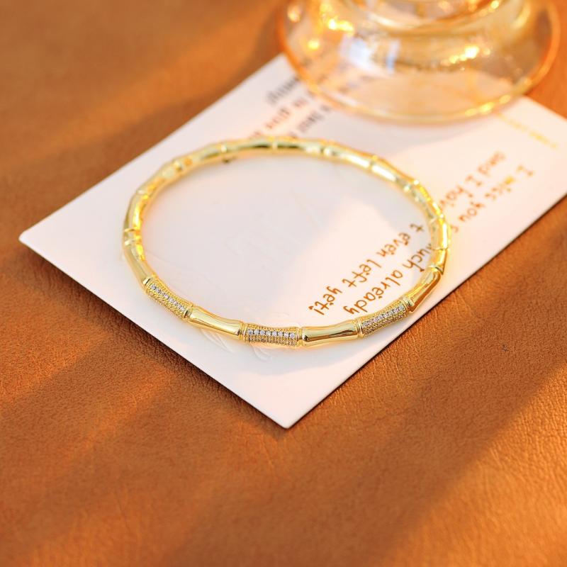 Pearl White - バングル レディース ライトラグジュアリー ファッション マイクロパヴェ ジルコニア バンブーモチーフ 竹節デザイン 上品 繊細 エレガント かわいい どんなスタイルにも合う オールシーズン対応 オフィス カジュアル 通勤 デート