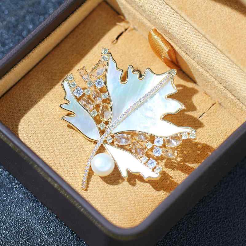 ブローチ レディース 電気メッキ加工 マイクロパヴェ ジルコニア 高級感 上品 エレガント 淡水パール ..