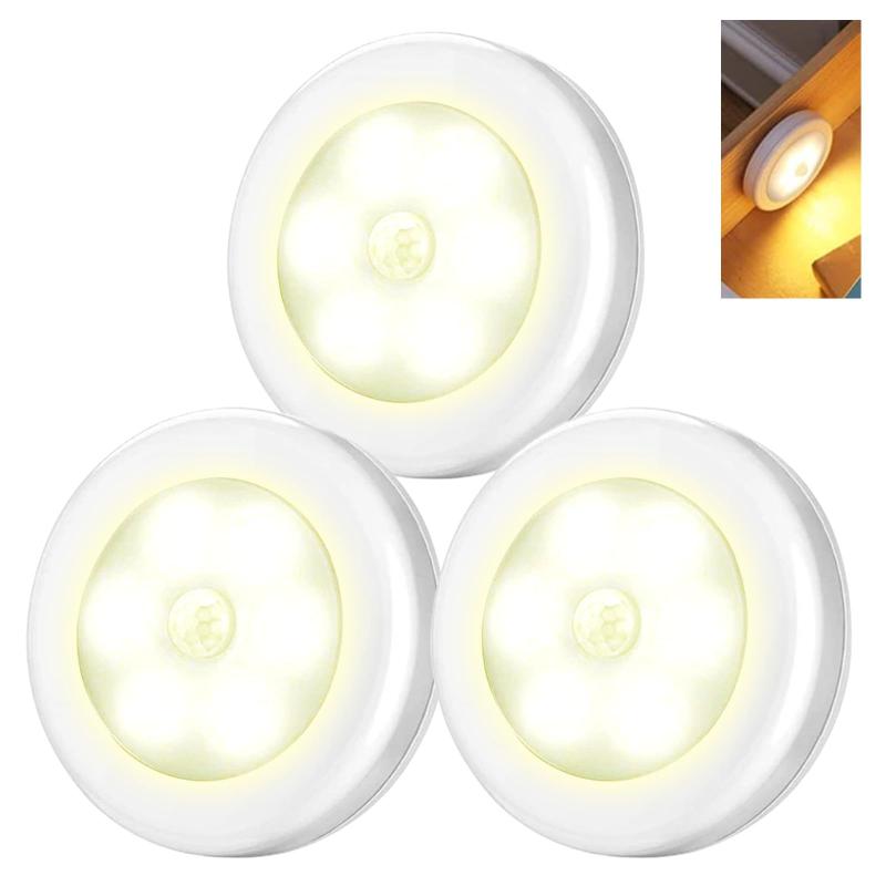 人感センサーライト 室内 屋内 LED フットライト ナイトライト 電池式 コードレス 自動点灯 玄関 明るい 夜間 玄関 トイレ 廊下 足元灯 階段 コンパクト✅自動で点灯・消灯する人感センサーライトです。明暗センサー付きで周囲が暗い状態...