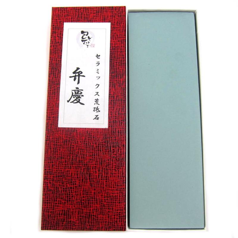 包丁どっとこむ砥石 セラミック荒砥石「弁慶」小型用途 荒砥石材質 本商品材質のGC3F砥粒は、#600より細かい規格特徴 本商品材質のGC3F砥粒は、#600より細かい規格で、 #2000程度までの砥粒が、 混在しており、中砥ぎから中仕上までの兼用が可能で、又、さらに超仕上砥ぎまでスムーズに移れます。 高温焼成のセラミック砥石で、変質は致しません。サイズ208×62×34mm