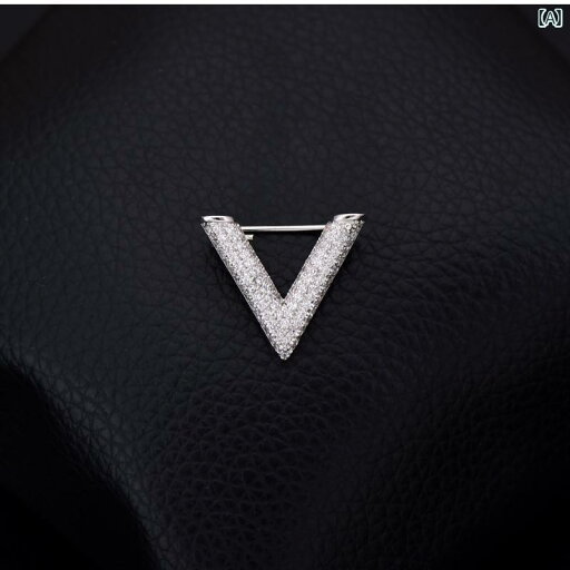 ブローチ おしゃれ 夏 Vネック 露出防止 ストーン カラーピン バックル シンプル シェル コサージュ アクセサリー