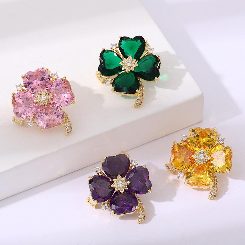 ブローチ セレモニー おしゃれ 韓国 四つ葉のクローバー レディース ラッキー コサージュ スーツ ネック ライン 露出 防止 バックル レディース ファッション アクセサリー 装飾品 ジュエリー