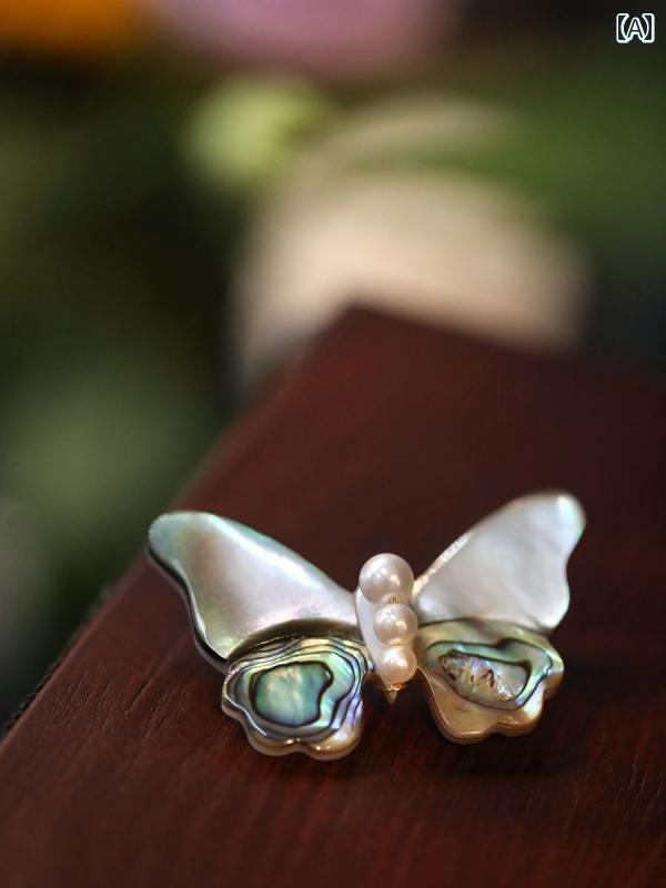 ブローチ おしゃれ アワビ 貝殻 白 蝶 レトロ コサージュ スーツ コート 高級感 衿 ピン