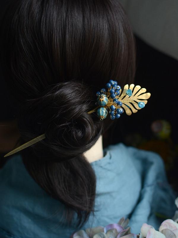 Stylish hair ornament for women, featuring a peacock feather design, retro blue ceramic braided alloy, and Chinese-style hair clip. Perfect for kanbok (Korean traditional clothing) or other traditional Japanese accessories.