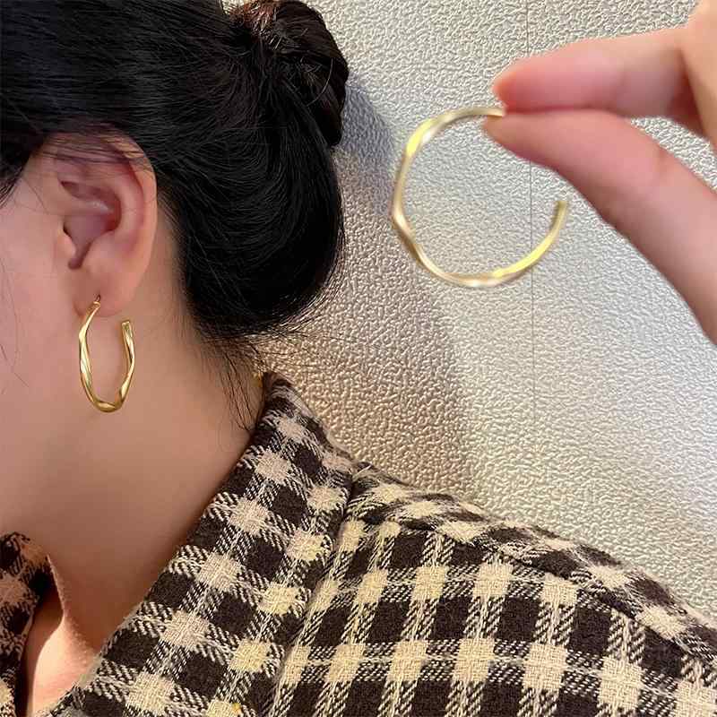 レディース ピアス おしゃれ アメリカ イヤリング シンプル 幾何学的 ツイスト イヤリング レトロ 個性 マット イヤリング C字型 イヤリング