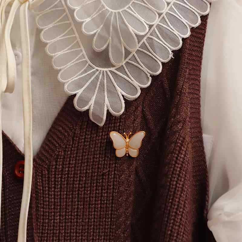 ブローチ おしゃれ 大人 かわいい 胸飾り 蝶 レトロ ライト ブルー ライト ホワイト カルセドニー パー..