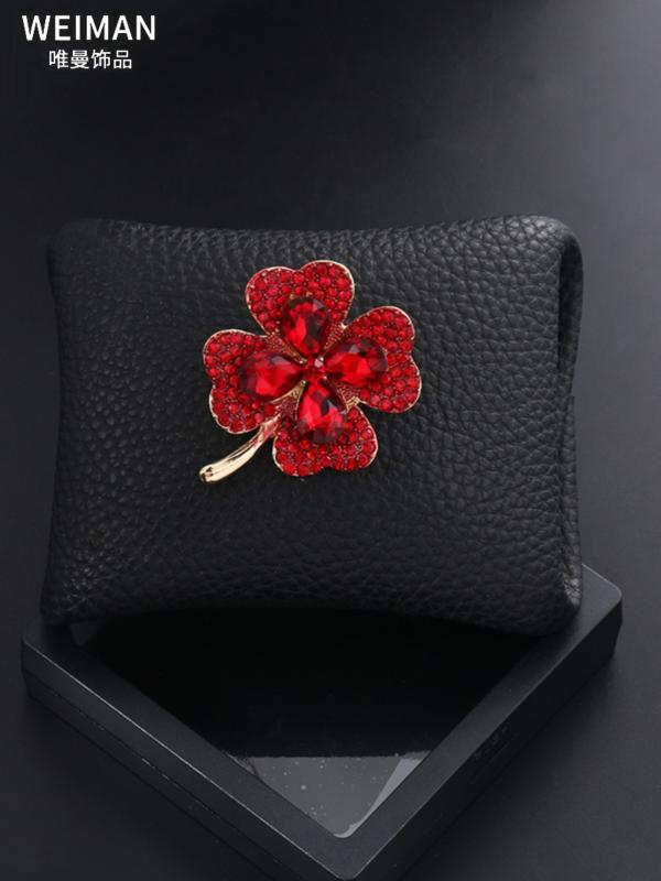 アクセサリー レディース ブローチ おしゃれ 大人かわいい ギフト ボックス 赤い 四つ葉 クローバー ブローチ 和 かわいい ブローチ コサージュ ブレザー