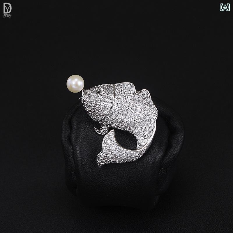 アクセサリー ブローチ おしゃれ 入学式 鯉 パール コサージュ チャイナ ドレス 型 押し 前 立て 男女 スーツ ジャケット 精巧 検査 ピン