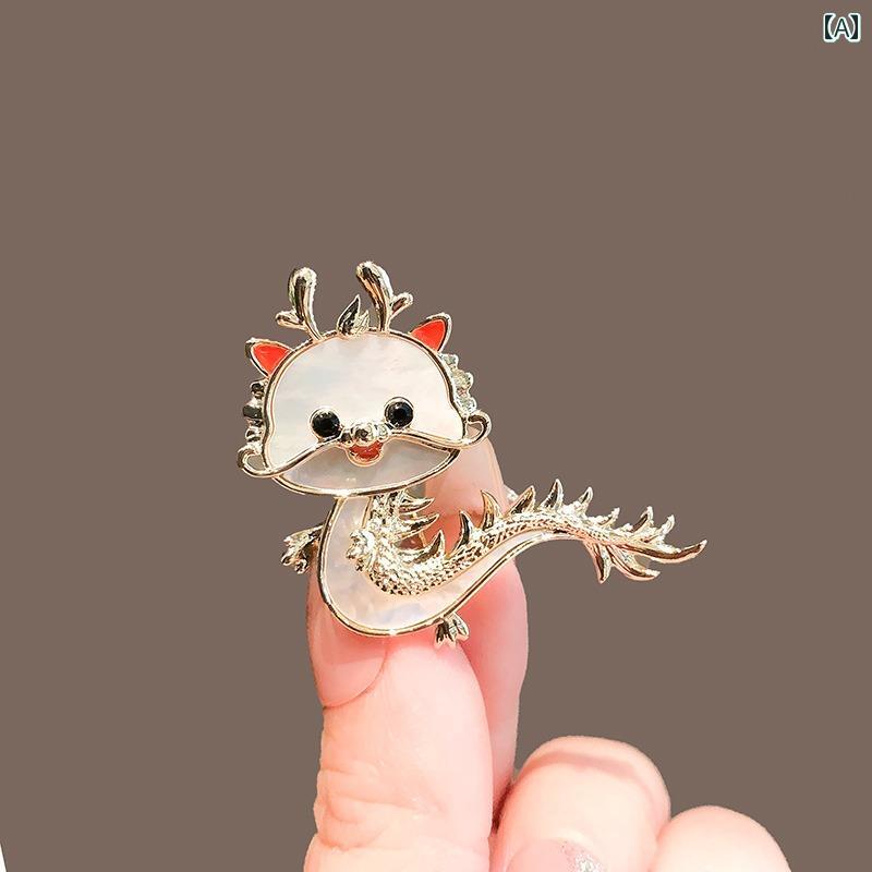 辰年 ブローチ ドラゴン 干支 アクセサリー マザーオブパール 小さい ゴールデン コサージュ 精巧 スーツ 服 女性