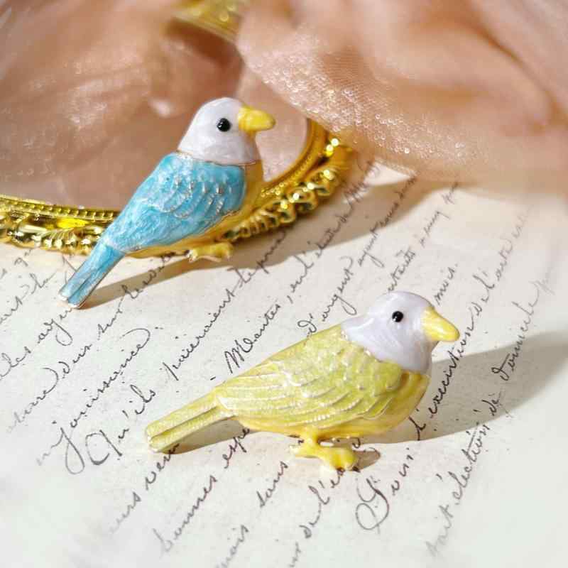 桃珊瑚 幸せのピンクの鳥 ピンブローチ 四葉のクローバー 小鳥