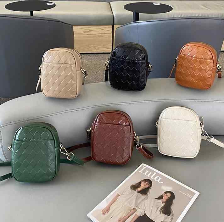 バック 牛革 ポーチ 小型 ミニ ショルダー クロスボディ コンパクト 縦楕円型 長方形 ステッチ 菱形柄 ひし形 ジッパー 外ポケット 収納性 便利 軽量 耐久性 白 黒 緑 茶 ベージュ 茶黄 7