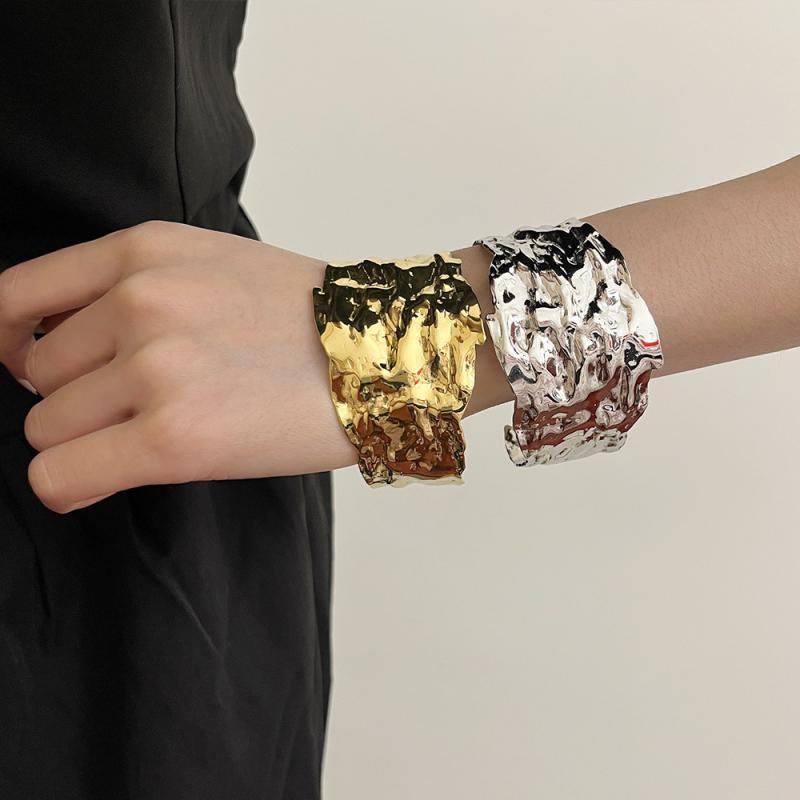 カフブレスレット バングル エスニック レディース ブレスレット 光沢 プリーツ 不規則 C字型 開口部 ハンド アクセサリー シンプル 軽量 カジュアル 上品